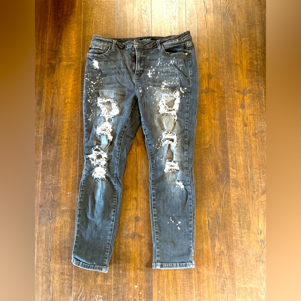 Judy Blue mid rise boyfriend fit distressed jeans!